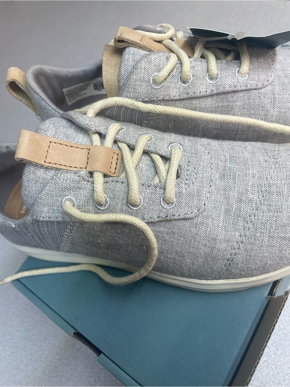 Casual ladies Tom’s shoes new in box Light Gray Canvas Sneakers - Picture 2 of 6